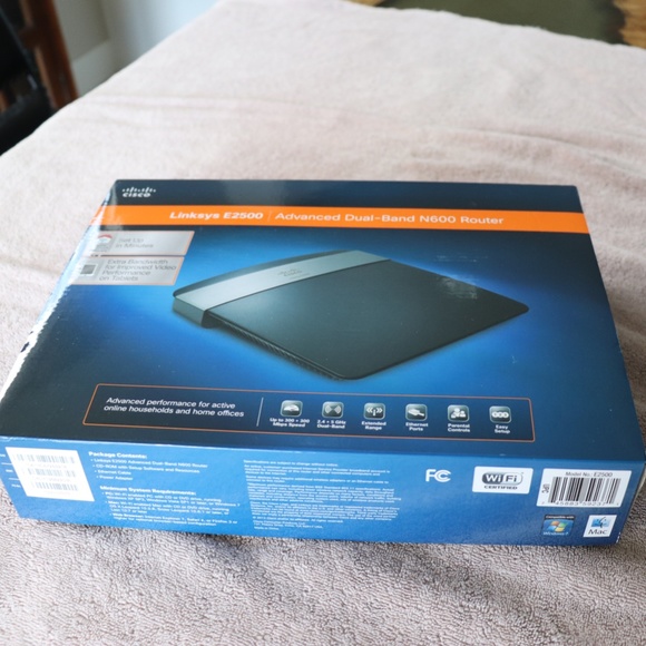 Cisco Linksys E2500 Advanced Dual-Band N600 Router - Picture 1 of 8